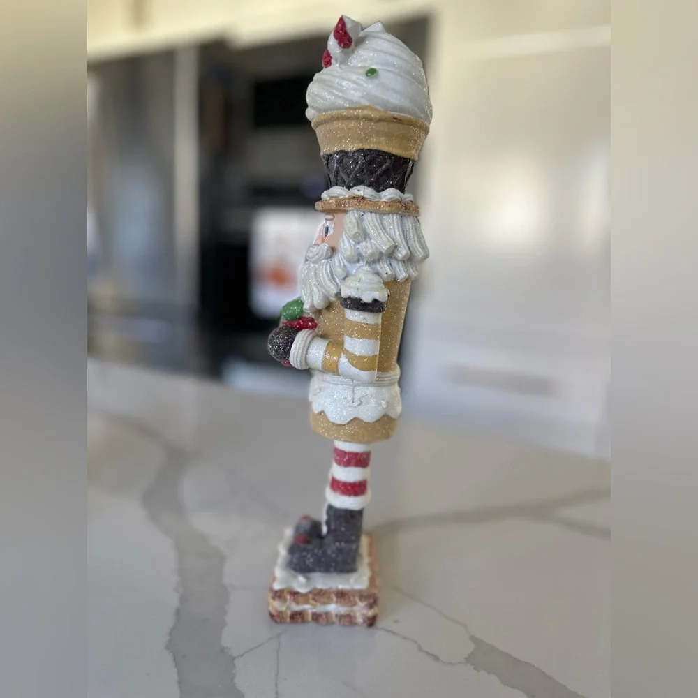 Nutcracker Cupcake Poly